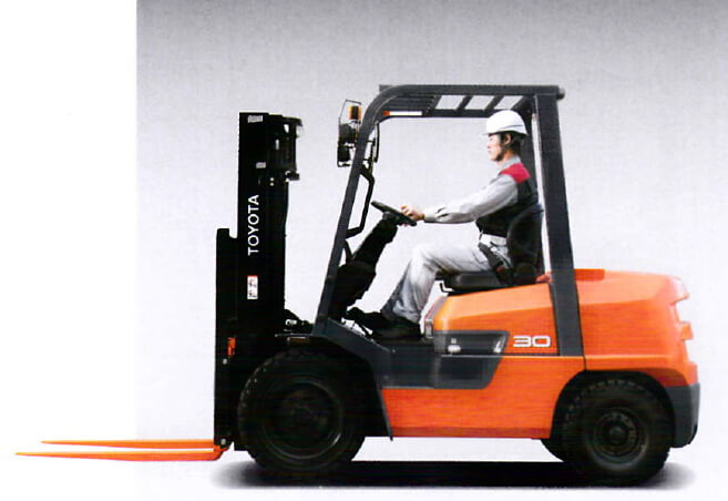 Không gian buồng lái rộng rãi trên dòng xe nâng Toyota FDZN/FGZN